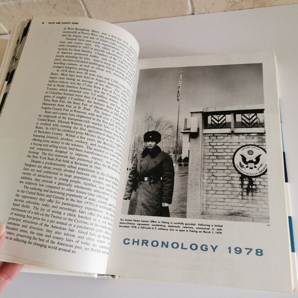 1979 Year Book Encyclopedia Vintage Birthday Gift Annual Recap Grolier Gen X - Picture 5 of 8